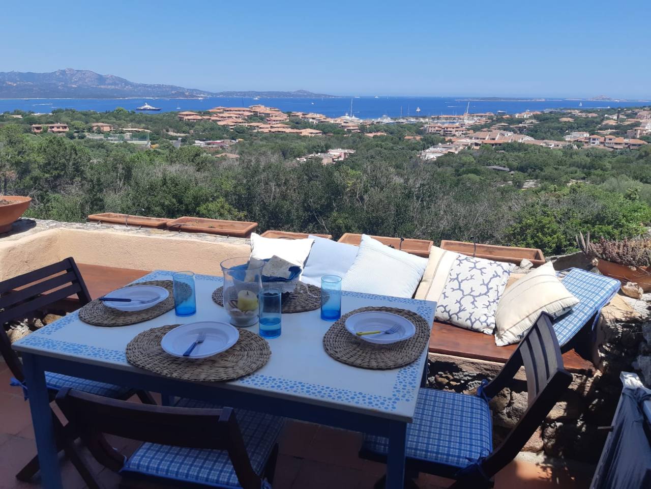 A tavola, vista mare
